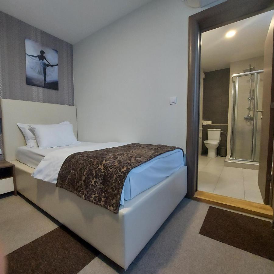Hotel Kole Čačak Exteriör bild