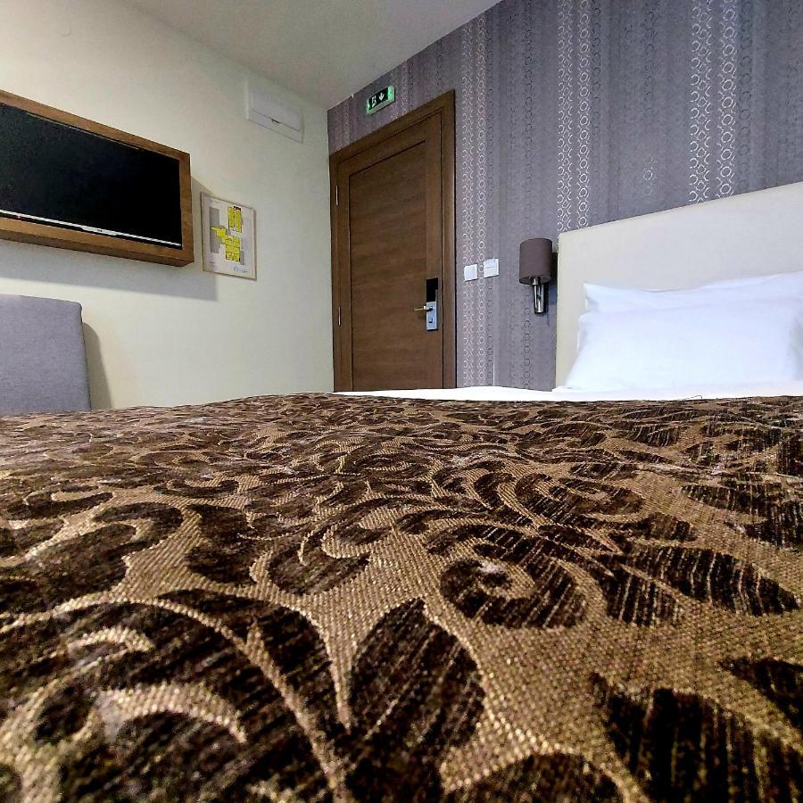 Hotel Kole Čačak Exteriör bild